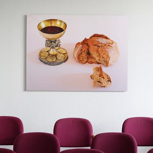 Fotografie und Produktion von Kunstdruck "Abendmahl" auf gebürstetem Aluminium (Aludibond-Fotodruck, Direktdruck inkl. Aufhängesystem) in silberner Ausführung im Format 90 x 120 cm für den neuen Andachtsraum der St. Stephanuskirche zu Kissenbrück.